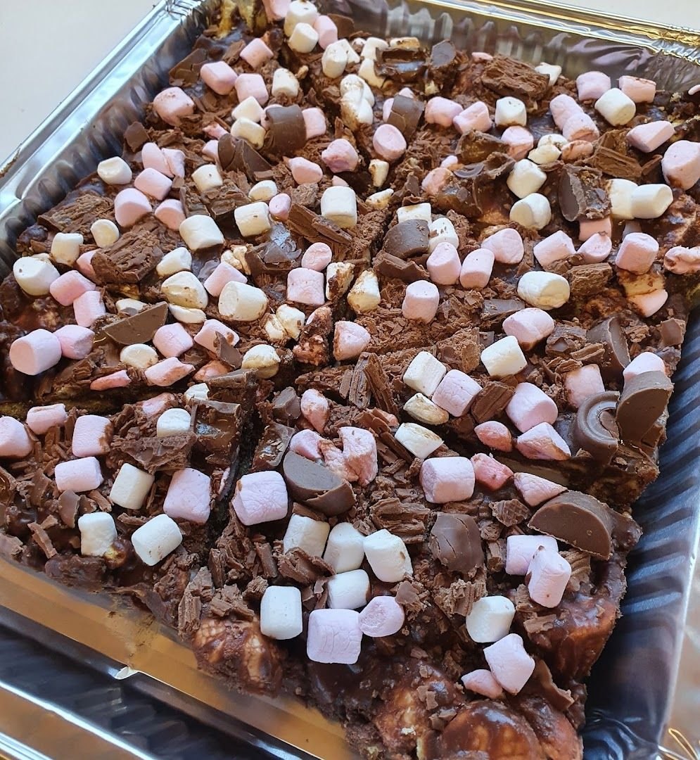 A tray of chocolate rocky road topped with pink and white marshmallows and chocolate pieces